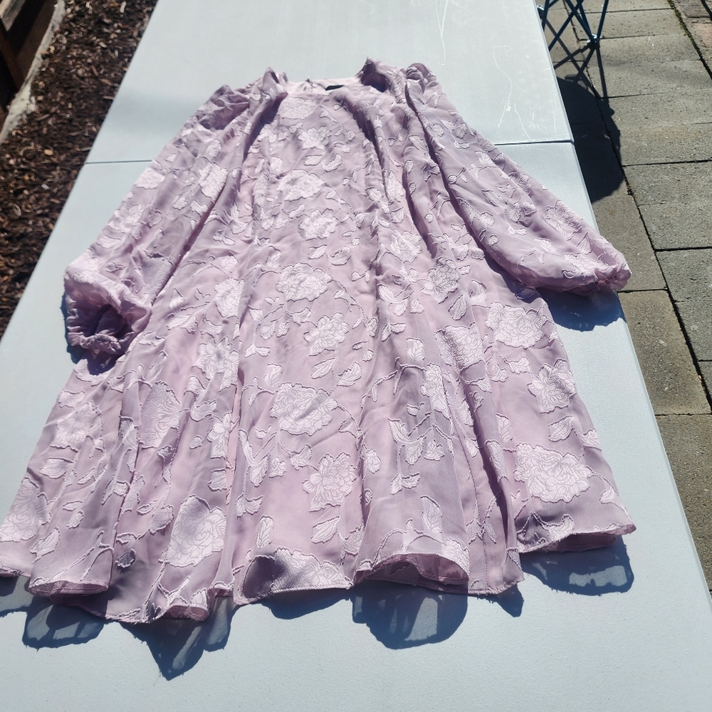 Maia lavender bubble sleeve Embroidered size 4 midi dress. New without tag